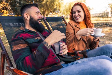 Bir kafede kahve ve konuşma zevk içinde oturan güzel sevgi dolu çift.