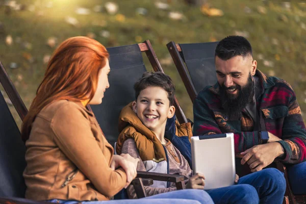 Junge Familie Genießt Zeit Outdoor Café Mit Digitalem Tablet — Stockfoto