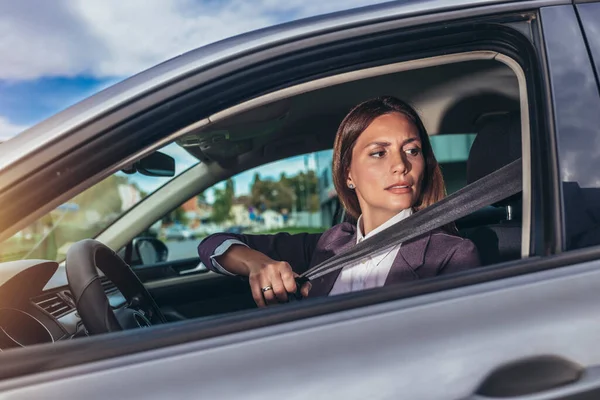 美しい白人のビジネスマンの女性が車のシートベルトを締結 — ストック写真