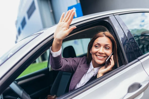 Joven Mujer Negocios Conduciendo Coche Camino Trabajo Mientras Habla Teléfono — Foto de Stock