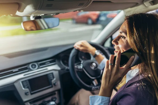 출근하는 운전하고 사업가가 휴대폰으로 통화하면서 — 스톡 사진