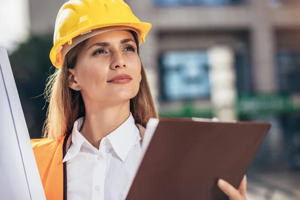 Ingenjör Kvinna Säkerhetsutrustning Håller Planer Koncept För Byggnad Utveckling Konstruktion — Stockfoto