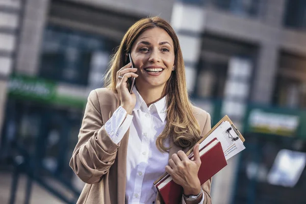 Succesvolle Zakenvrouw Praat Aan Telefoon Buiten — Stockfoto