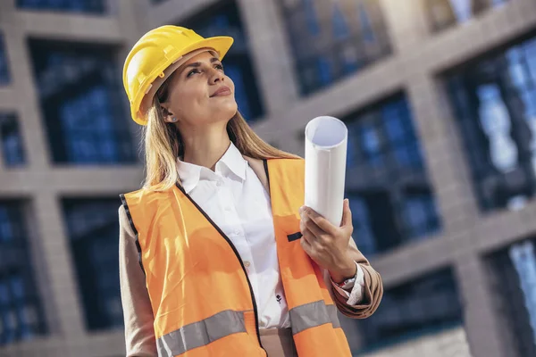 安全装置の技術者の女性は計画を保持している 建築の概念 — ストック写真