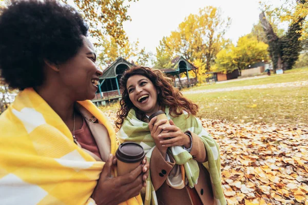 Dwie Uśmiechnięte Młode Przyjaciółki Rozmawiające Dworze Pijące Kawę Podczas Spaceru — Zdjęcie stockowe