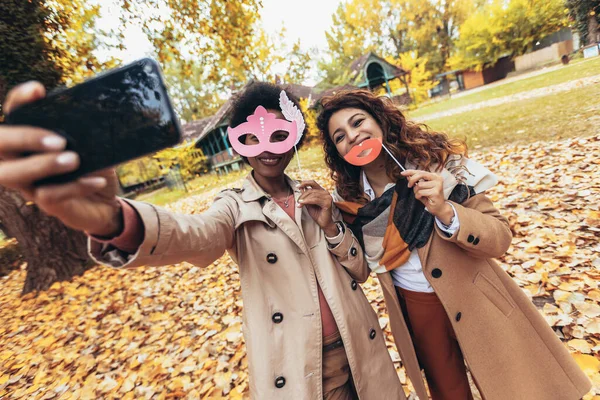 Gelukkige Vriendinnen Die Herfst Het Bos Wandelen Maken Selfie Foto — Stockfoto