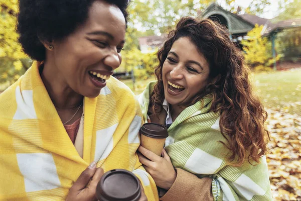 Dwie Uśmiechnięte Młode Przyjaciółki Rozmawiające Dworze Pijące Kawę Podczas Spaceru — Zdjęcie stockowe