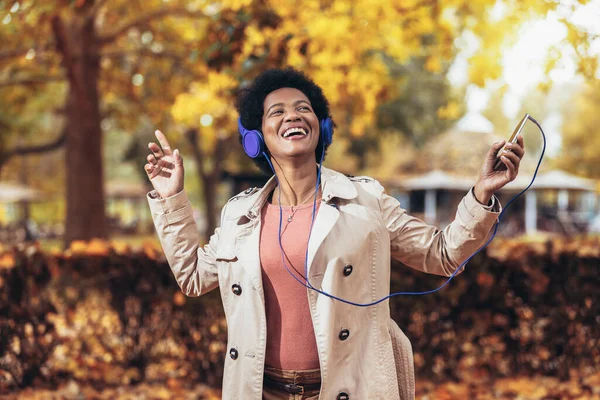 Расслабленная Женщина Слушает Музыку Дышит Свежим Воздухом Осенью Лесу Парке — стоковое фото
