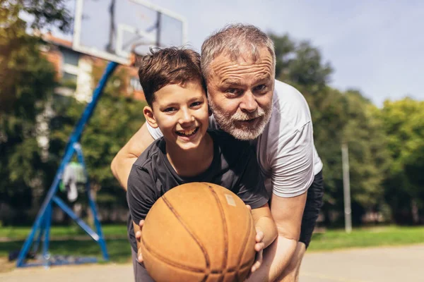 Зрелый Мужчина Играет Баскетбол Своим Сыном — стоковое фото