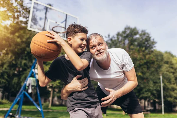 Зрелый Мужчина Играет Баскетбол Своим Сыном — стоковое фото