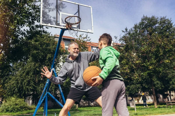 Uomo Maturo Che Gioca Basket Con Suo Figlio — Foto Stock