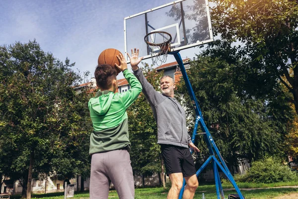 Uomo Maturo Che Gioca Basket Con Suo Figlio — Foto Stock