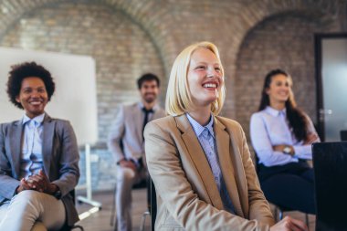 Modern ofiste seminere katılan iş adamları