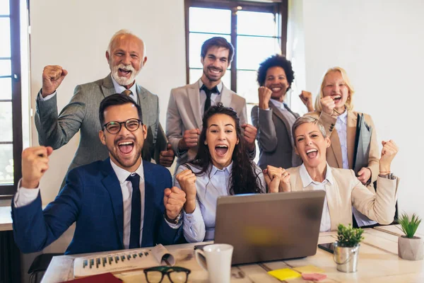 Щасливі Ділові Люди Святкують Успіх Компанії — стокове фото