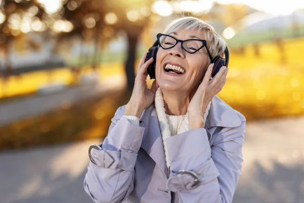 Senior Kvinna Lyssnar Musik Naturen Kvinna Lyssnar Musik Med Trådlösa — Stockfoto
