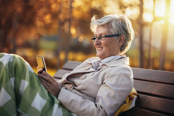 Senior Kvinna Som Använder Smartphone Parken — Stockfoto