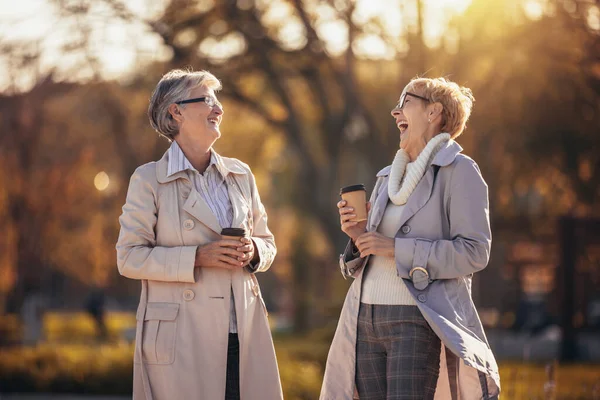 Dos Mujeres Mayores Amigos Tomando Café Caminando Por Parque —  Fotos de Stock