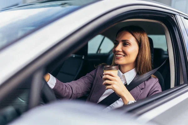 昼間は車で通勤する若い実業家がコーヒーを飲む — ストック写真