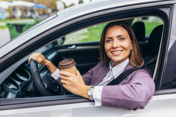 昼間は車で通勤する若い実業家がコーヒーを飲む — ストック写真