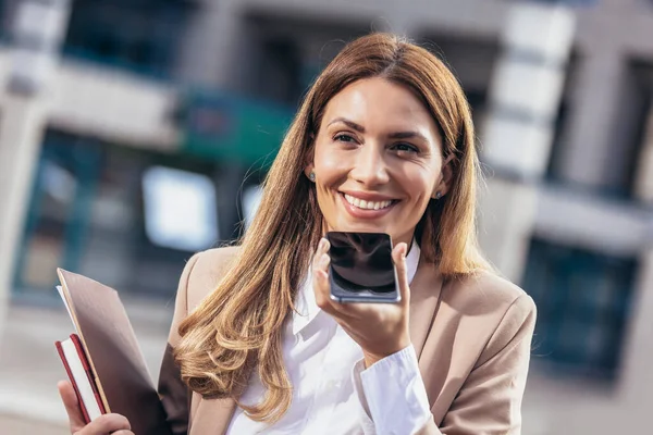 Företagskvinna Spelar Röstmeddelande Smartphone Pratar Mikrofon Mobiltelefon — Stockfoto