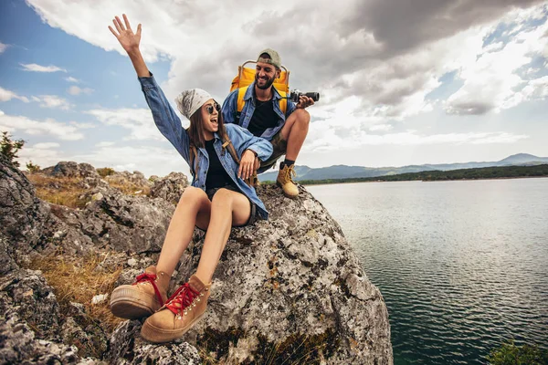 Pejalan Kaki Dengan Ransel Duduk Tebing Menikmati Danau Pegunungan — Stok Foto