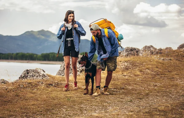 Escursionisti Con Zaini Loro Doberman Piedi Godendo Lago Montagna — Foto Stock