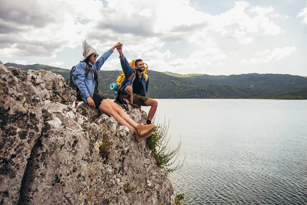 Turyści Plecakami Doberman Siedzący Klifie Cieszący Się Górą — Zdjęcie stockowe