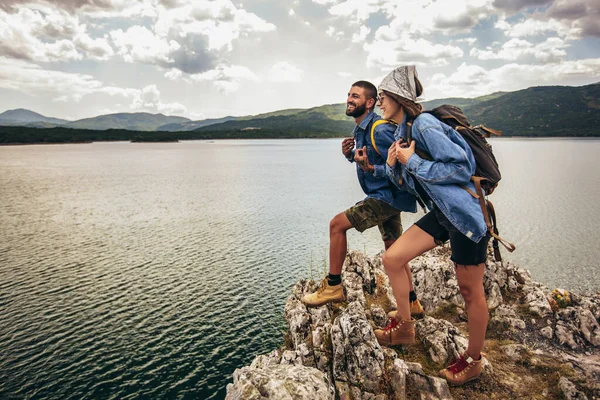 Туристи Рюкзаками Гуляють Насолоджуючись Гірським Озером — стокове фото