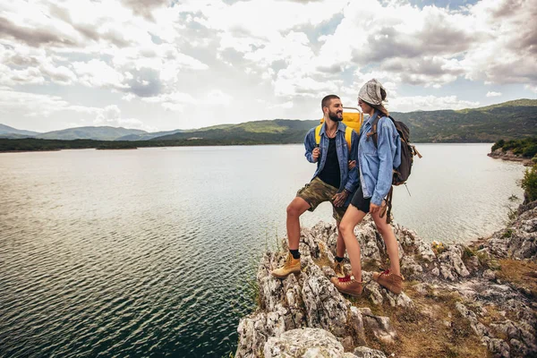 Escursionisti Con Zaini Piedi Godendo Lago Montagna — Foto Stock