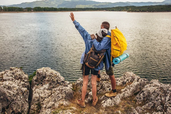 Туристи Рюкзаками Гуляють Насолоджуючись Гірським Озером — стокове фото