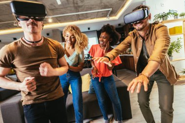 Mutlu arkadaşlar evde VR ile eğleniyor.