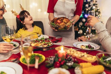 Mutlu çok nesilli aile evde birlikte yemek yiyor. Evde Noel yemeğinde aile.