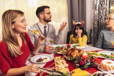 Mutlu çok nesilli aile evde birlikte yemek yiyor. Evde Noel yemeğinde aile.