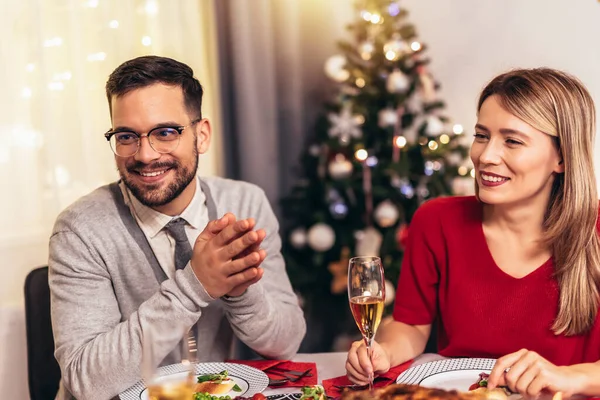 Paar Wijntjes Drinken Lachen Terwijl Rond Een Eettafel Zit Tijdens — Stockfoto