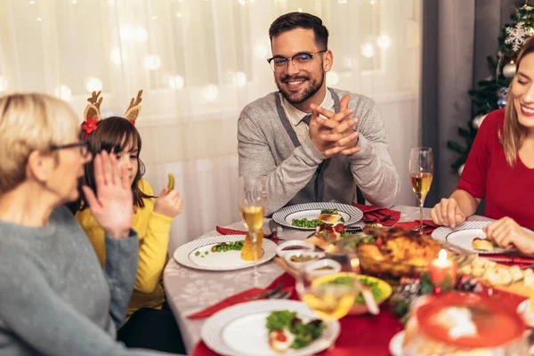 Feliz Familia Multi Generación Disfrutando Almuerzo Juntos Casa Familia Cena — Foto de Stock