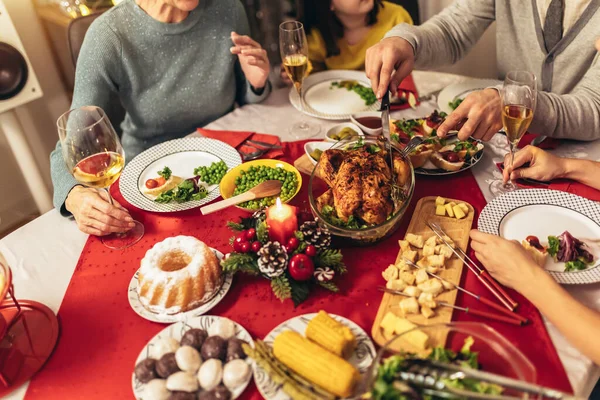 Sluiten Van Voedsel Tijdens Familiediner Aan Eettafel — Stockfoto