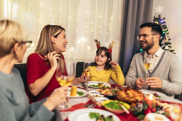 Щаслива Багатоповерхова Сім Насолоджується Обідом Разом Вдома Сім Різдвяній Вечері — стокове фото