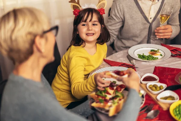 Gelukkige Multi Generatie Familie Genieten Van Een Lunch Samen Thuis — Stockfoto