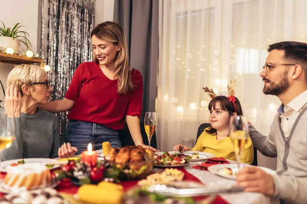 Gelukkige Multi Generatie Familie Genieten Van Een Lunch Samen Thuis — Stockfoto