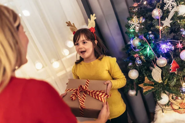 Madre Recibe Regalos Hijo Cariñoso Navidad — Foto de Stock