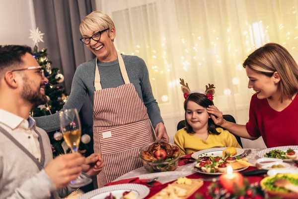 Šťastná Vícegenerační Rodina Užívá Oběd Doma Rodina Vánoční Večeři Doma — Stock fotografie