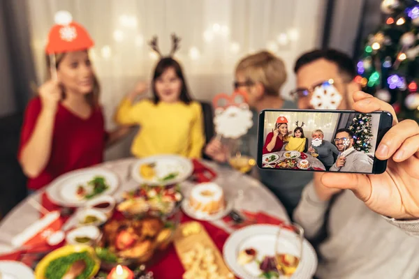 Szczęśliwa Wielopokoleniowa Rodzina Ciesząca Się Wspólnym Obiadem Domu Rodzina Boże — Zdjęcie stockowe