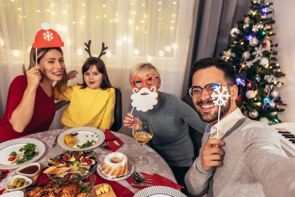 세대의 가족들 집에서 점심을 즐기며 행복해 있습니다 크리스마스 집에서 사진을 — 스톡 사진