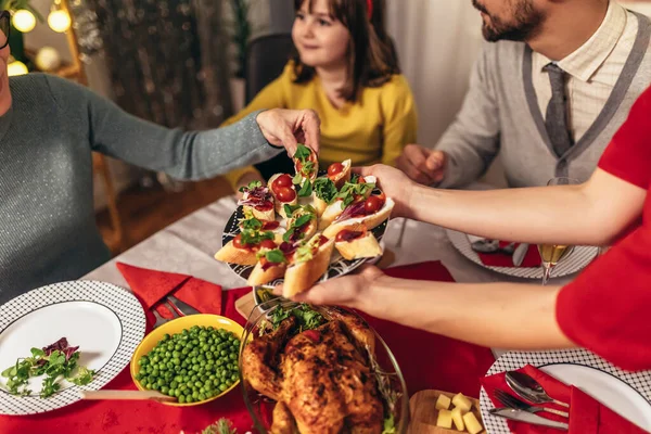 Família Feliz Desfrutando Almoço Juntos Casa Família Jantar Natal Casa — Fotografia de Stock