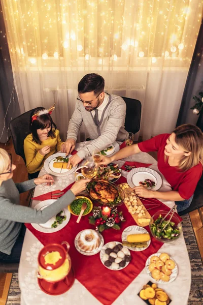 Lykkelig Flergenerasjonsfamilie Som Koser Seg Lunsjen Hjemme Familie Julemiddag Hjemme – stockfoto