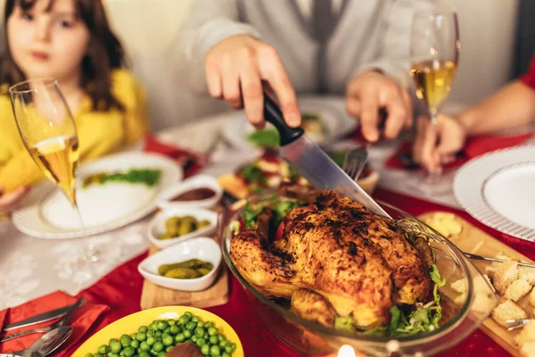 Yemek Masasındaki Aile Yemeği Sırasında Yemeği Kapat — Stok fotoğraf