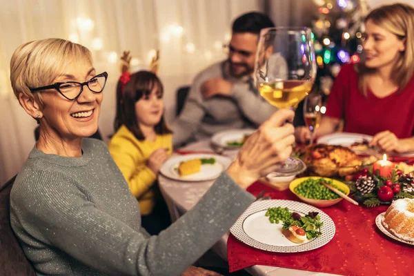 Šťastná Vícegenerační Rodina Užívá Oběd Doma Rodina Vánoční Večeři Doma — Stock fotografie