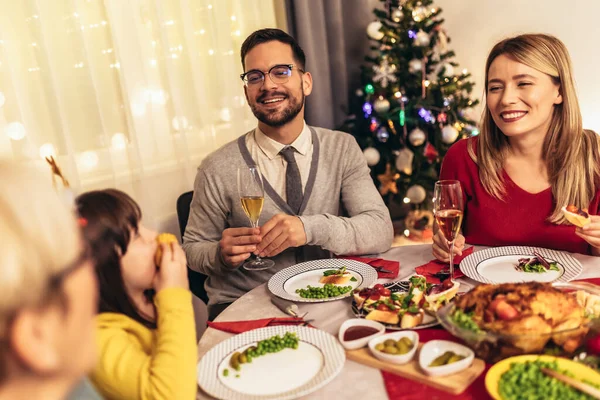 Szczęśliwa Wielopokoleniowa Rodzina Ciesząca Się Wspólnym Obiadem Domu Rodzina Świąteczny — Zdjęcie stockowe