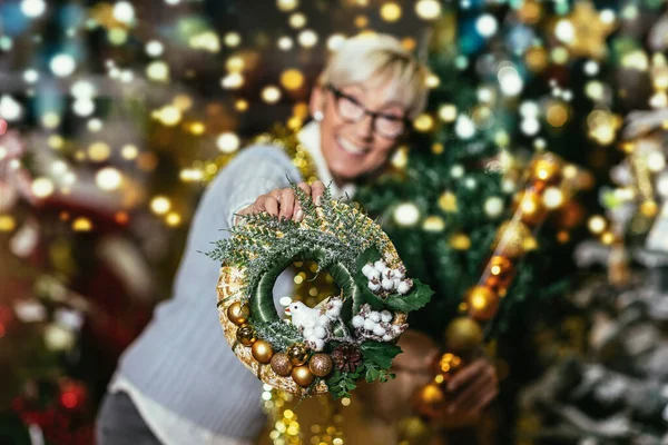 Senior Žena Vánočním Trhu Kupovat Stromeček Dekorační Hračky Míče Koncept — Stock fotografie