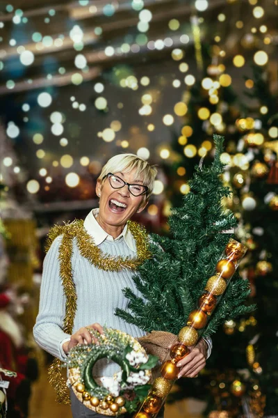 Senior Γυναίκα Στο Χριστουγεννιάτικο Αγορά Αγορά Δέντρο Παιχνίδια Διακόσμηση Και — Φωτογραφία Αρχείου